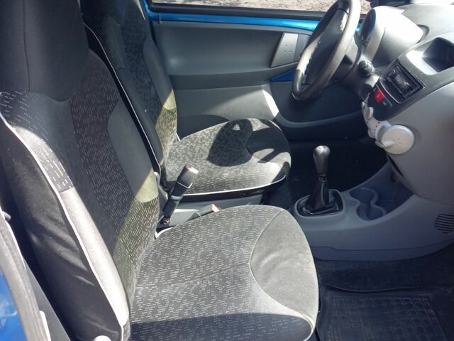 Синий Пежо 107, объемом двигателя 1 л и пробегом 170 тыс. км за 4400 $, фото 4 на Automoto.ua