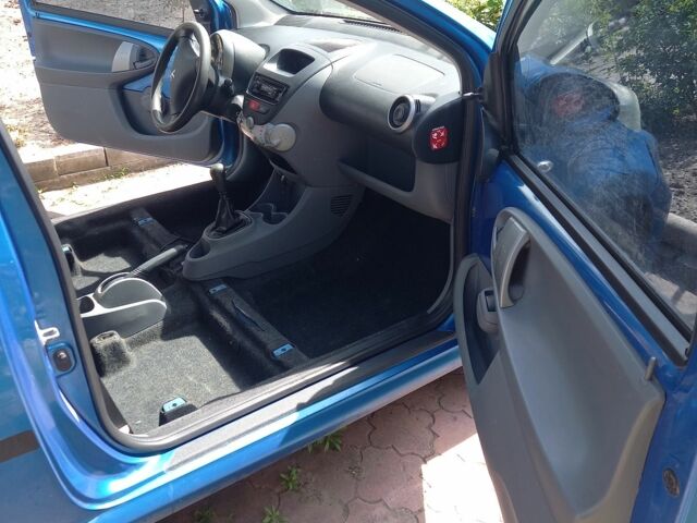 Синий Пежо 107, объемом двигателя 1 л и пробегом 170 тыс. км за 4400 $, фото 3 на Automoto.ua