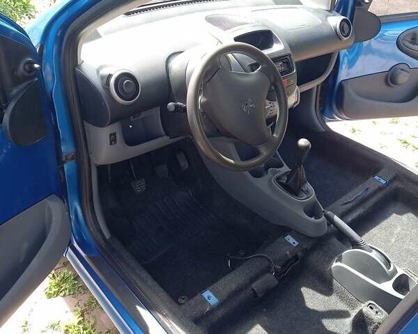 Синий Пежо 107, объемом двигателя 1 л и пробегом 170 тыс. км за 4400 $, фото 1 на Automoto.ua