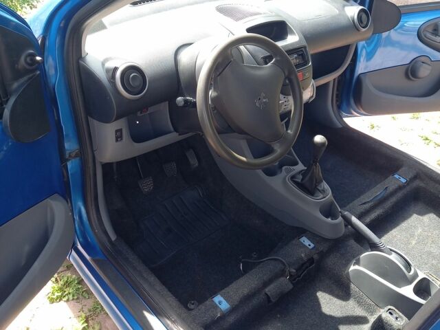 Синий Пежо 107, объемом двигателя 1 л и пробегом 170 тыс. км за 4400 $, фото 2 на Automoto.ua