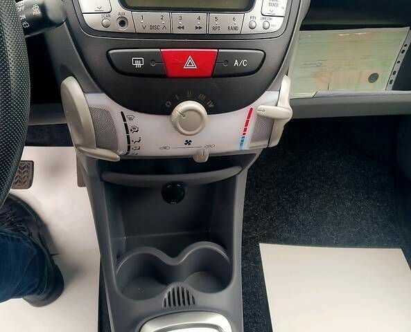 Зеленый Пежо 107, объемом двигателя 1 л и пробегом 110 тыс. км за 4500 $, фото 6 на Automoto.ua