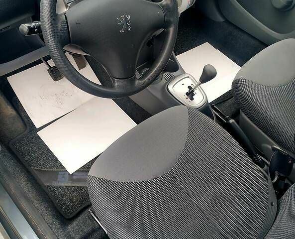 Зеленый Пежо 107, объемом двигателя 1 л и пробегом 110 тыс. км за 4500 $, фото 5 на Automoto.ua