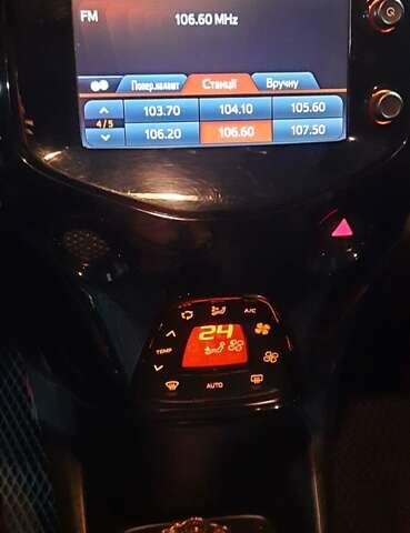Червоний Пежо 108, об'ємом двигуна 1 л та пробігом 45 тис. км за 9999 $, фото 9 на Automoto.ua