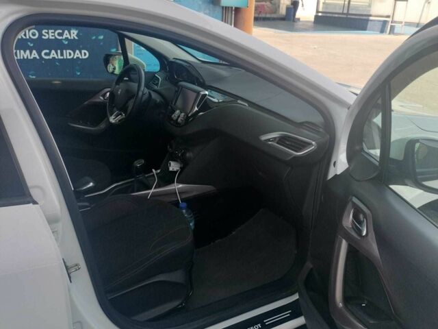 Белый Пежо 2008, объемом двигателя 1.2 л и пробегом 130 тыс. км за 6967 $, фото 2 на Automoto.ua