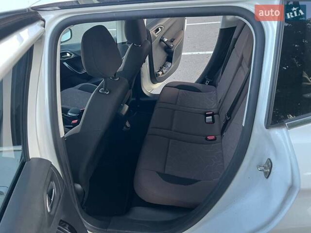 Білий Пежо 2008, об'ємом двигуна 1.2 л та пробігом 118 тис. км за 9000 $, фото 5 на Automoto.ua