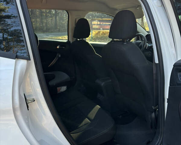 Белый Пежо 2008, объемом двигателя 1.2 л и пробегом 121 тыс. км за 9900 $, фото 8 на Automoto.ua