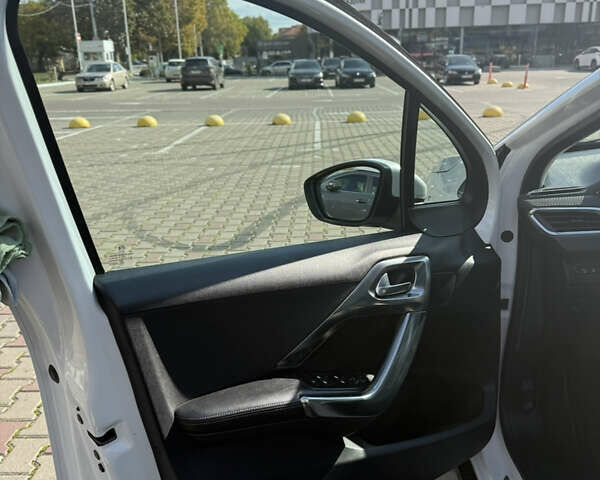 Белый Пежо 2008, объемом двигателя 1.2 л и пробегом 174 тыс. км за 6900 $, фото 12 на Automoto.ua