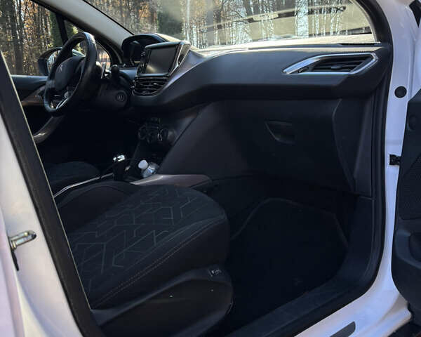 Белый Пежо 2008, объемом двигателя 1.2 л и пробегом 121 тыс. км за 9900 $, фото 9 на Automoto.ua