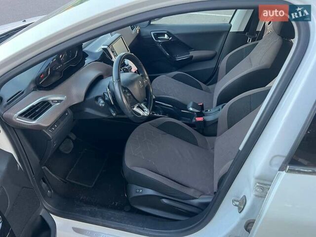 Білий Пежо 2008, об'ємом двигуна 1.2 л та пробігом 118 тис. км за 9000 $, фото 11 на Automoto.ua