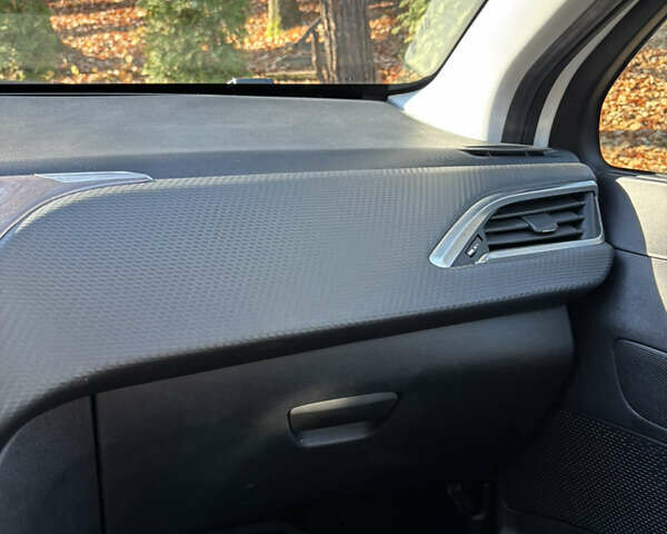 Белый Пежо 2008, объемом двигателя 1.2 л и пробегом 121 тыс. км за 9900 $, фото 15 на Automoto.ua