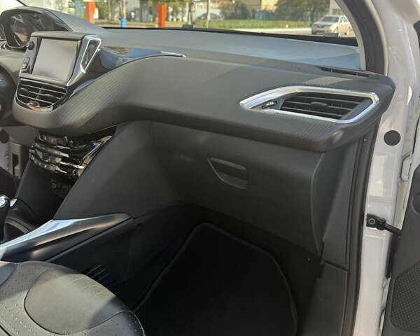 Белый Пежо 2008, объемом двигателя 1.2 л и пробегом 174 тыс. км за 6900 $, фото 14 на Automoto.ua