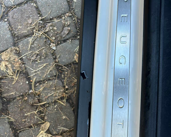 Белый Пежо 2008, объемом двигателя 1.2 л и пробегом 121 тыс. км за 9900 $, фото 27 на Automoto.ua