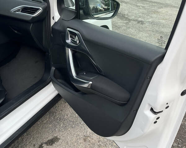 Белый Пежо 2008, объемом двигателя 1.6 л и пробегом 139 тыс. км за 9777 $, фото 10 на Automoto.ua