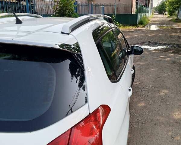 Білий Пежо 2008, об'ємом двигуна 1.56 л та пробігом 271 тис. км за 10240 $, фото 21 на Automoto.ua