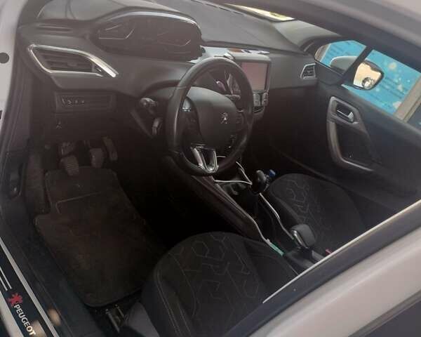 Белый Пежо 2008, объемом двигателя 1.2 л и пробегом 130 тыс. км за 6975 $, фото 5 на Automoto.ua