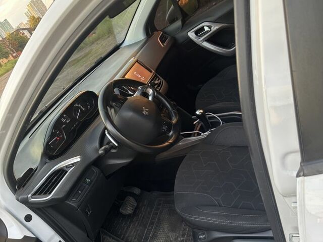 Пежо 2008 2016 у Києві на Automoto.ua Білий Пежо 2008, об'ємом двигуна 1.2 л та пробігом 180 тис. км за 6500 $, фото 7 на Automoto.ua