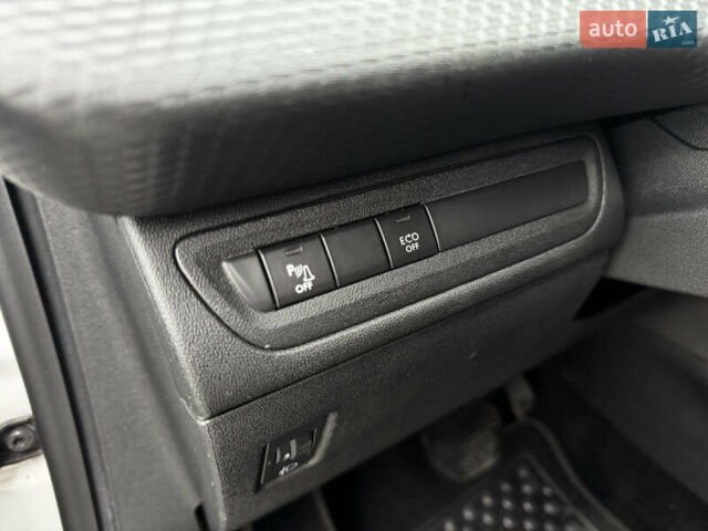 Пежо 2008 2017 в Киеве на Automoto.ua Белый Пежо 2008, объемом двигателя 1.2 л и пробегом 83 тыс. км за 11600 $, фото 24 на Automoto.ua