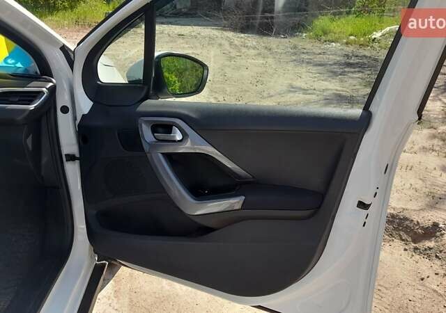 Білий Пежо 2008, об'ємом двигуна 1.2 л та пробігом 98 тис. км за 13000 $, фото 9 на Automoto.ua