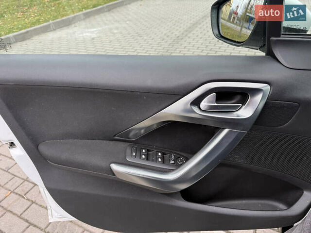 Белый Пежо 2008, объемом двигателя 1.2 л и пробегом 67 тыс. км за 14300 $, фото 10 на Automoto.ua