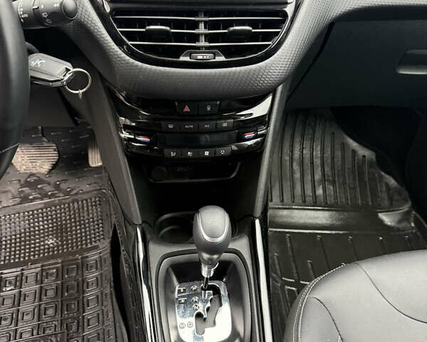 Белый Пежо 2008, объемом двигателя 1.2 л и пробегом 67 тыс. км за 14300 $, фото 13 на Automoto.ua