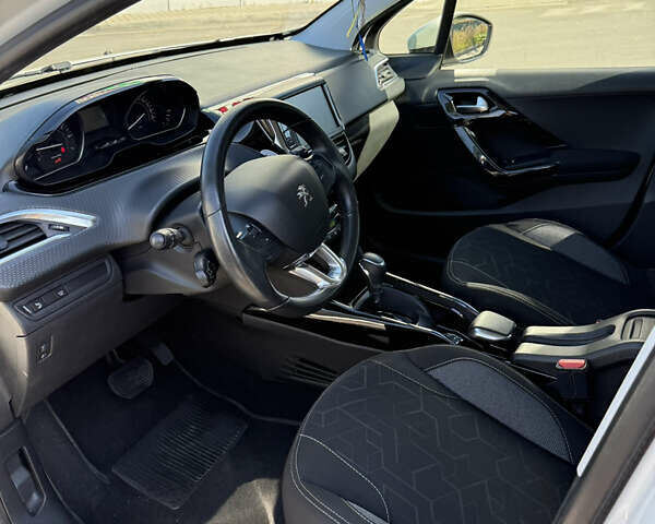 Белый Пежо 2008, объемом двигателя 1.2 л и пробегом 128 тыс. км за 13500 $, фото 5 на Automoto.ua