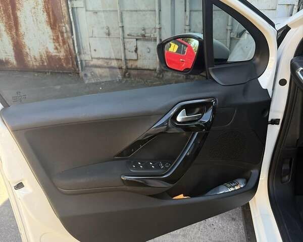 Пежо 2008 2019 у Черкасах на Automoto.ua Білий Пежо 2008, об'ємом двигуна 1.2 л та пробігом 73 тис. км за 13300 $, фото 3 на Automoto.ua