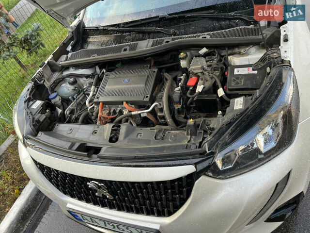 Пежо 2008 2021 в Киеве на Automoto.ua Белый Пежо 2008, объемом двигателя 0 л и пробегом 92 тыс. км за 17000 $, фото 10 на Automoto.ua