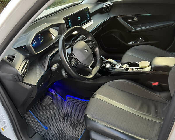 Пежо 2008 2021 в Киеве на Automoto.ua Белый Пежо 2008, объемом двигателя 0 л и пробегом 92 тыс. км за 17000 $, фото 4 на Automoto.ua