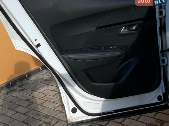 Белый Пежо 2008, объемом двигателя 0 л и пробегом 148 тыс. км за 18900 $, фото 20 на Automoto.ua