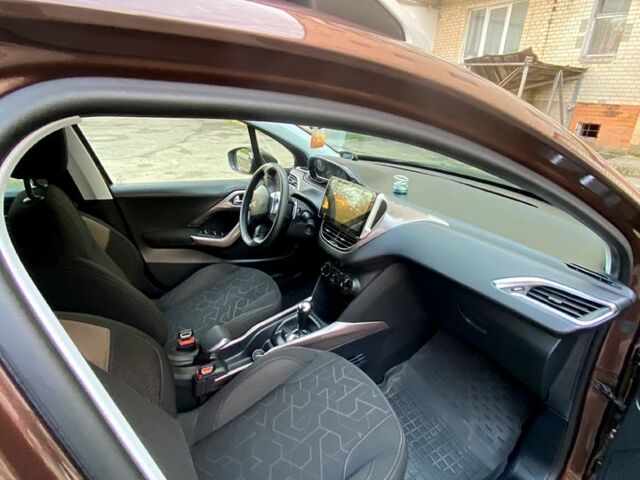 Пежо 2008 2014 в Хмельницком на Automoto.ua Коричневый Пежо 2008, объемом двигателя 1.2 л и пробегом 106 тыс. км за 9000 $, фото 5 на Automoto.ua