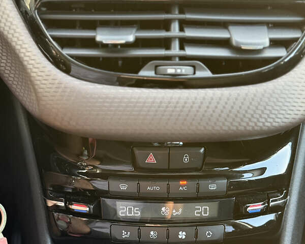 Красный Пежо 2008, объемом двигателя 1.2 л и пробегом 71 тыс. км за 9900 $, фото 33 на Automoto.ua