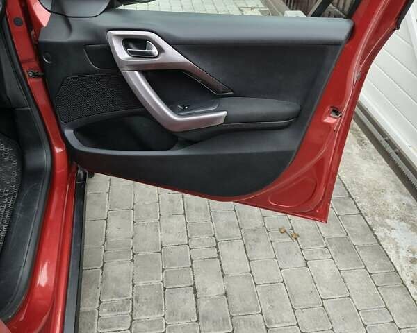 Красный Пежо 2008, объемом двигателя 1.2 л и пробегом 126 тыс. км за 8900 $, фото 5 на Automoto.ua