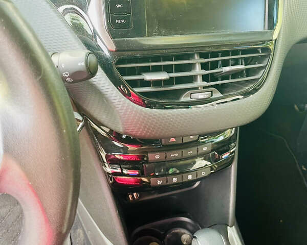 Красный Пежо 2008, объемом двигателя 1.2 л и пробегом 84 тыс. км за 13500 $, фото 4 на Automoto.ua