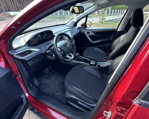 Червоний Пежо 2008, об'ємом двигуна 1.2 л та пробігом 159 тис. км за 10999 $, фото 6 на Automoto.ua
