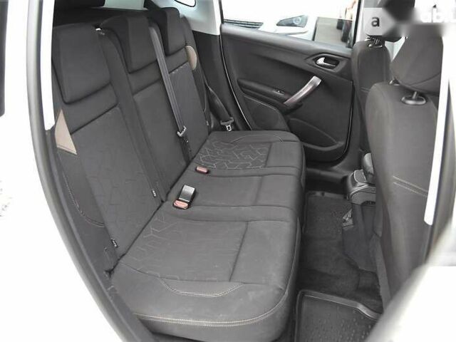 Пежо 2008, объемом двигателя 1.2 л и пробегом 134 тыс. км за 10900 $, фото 9 на Automoto.ua