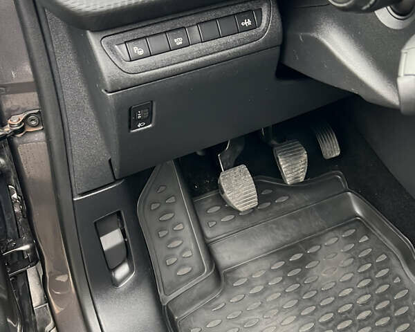 Серый Пежо 2008, объемом двигателя 1.6 л и пробегом 168 тыс. км за 10300 $, фото 13 на Automoto.ua