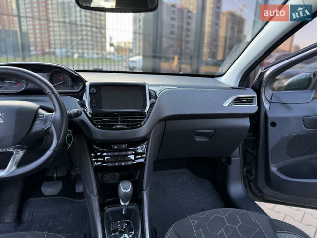 Пежо 2008 2017 у Києві на Automoto.ua Сірий Пежо 2008, об'ємом двигуна 1.2 л та пробігом 77 тис. км за 10900 $, фото 23 на Automoto.ua