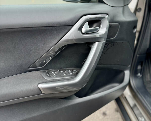 Серый Пежо 2008, объемом двигателя 1.2 л и пробегом 67 тыс. км за 13600 $, фото 12 на Automoto.ua