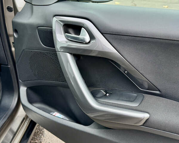 Серый Пежо 2008, объемом двигателя 1.2 л и пробегом 67 тыс. км за 13600 $, фото 23 на Automoto.ua