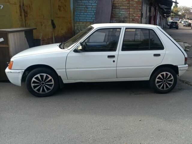 Белый Пежо 205, объемом двигателя 2 л и пробегом 285 тыс. км за 1500 $, фото 1 на Automoto.ua