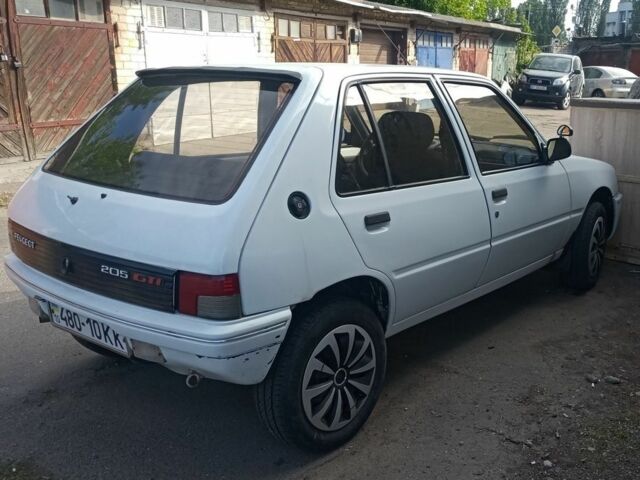 Белый Пежо 205, объемом двигателя 2 л и пробегом 285 тыс. км за 1500 $, фото 5 на Automoto.ua