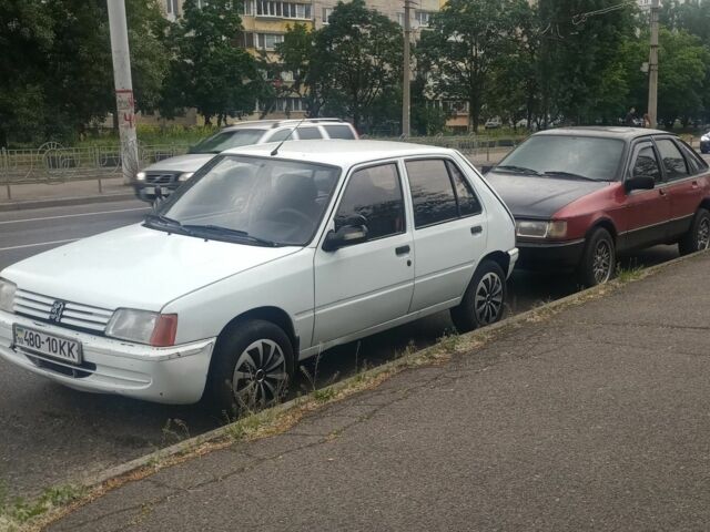 Белый Пежо 205, объемом двигателя 2 л и пробегом 285 тыс. км за 1500 $, фото 2 на Automoto.ua