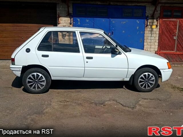Белый Пежо 205, объемом двигателя 1.8 л и пробегом 200 тыс. км за 1500 $, фото 3 на Automoto.ua