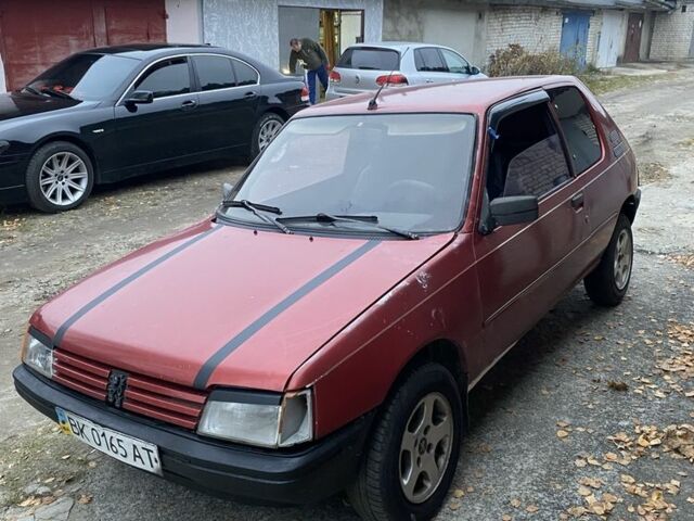 Красный Пежо 205, объемом двигателя 1.8 л и пробегом 200 тыс. км за 700 $, фото 3 на Automoto.ua