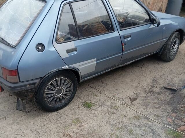 Серый Пежо 205, объемом двигателя 1.8 л и пробегом 250 тыс. км за 650 $, фото 3 на Automoto.ua