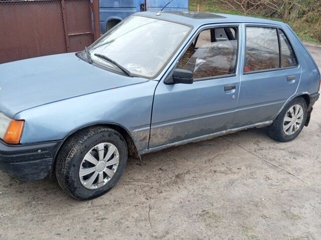 Серый Пежо 205, объемом двигателя 1.8 л и пробегом 250 тыс. км за 650 $, фото 1 на Automoto.ua