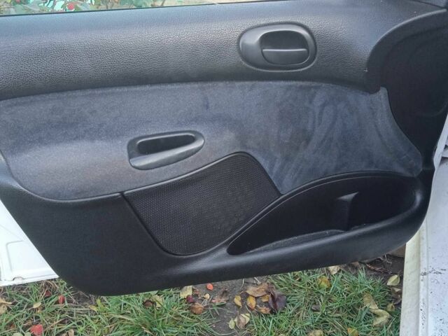 Белый Пежо 206, объемом двигателя 2 л и пробегом 345 тыс. км за 310 $, фото 11 на Automoto.ua