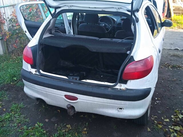 Белый Пежо 206, объемом двигателя 2 л и пробегом 345 тыс. км за 310 $, фото 1 на Automoto.ua