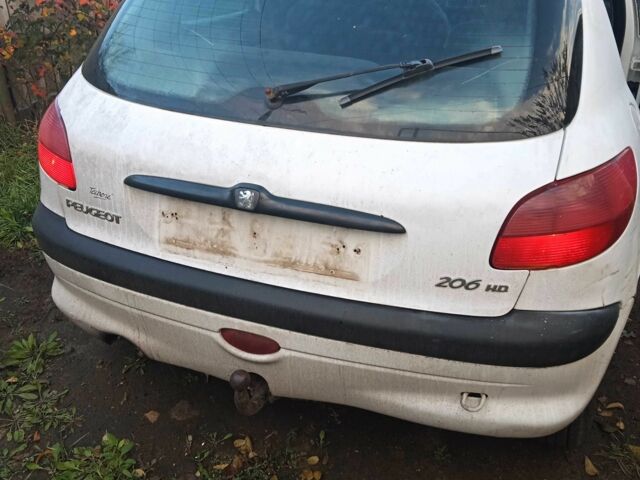 Белый Пежо 206, объемом двигателя 2 л и пробегом 345 тыс. км за 310 $, фото 6 на Automoto.ua
