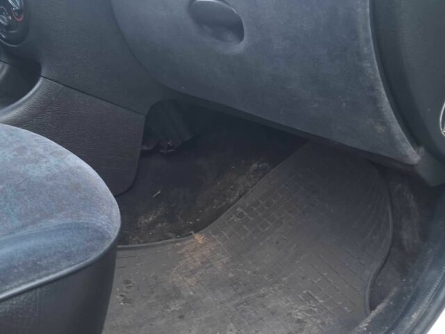 Белый Пежо 206, объемом двигателя 2 л и пробегом 345 тыс. км за 310 $, фото 10 на Automoto.ua